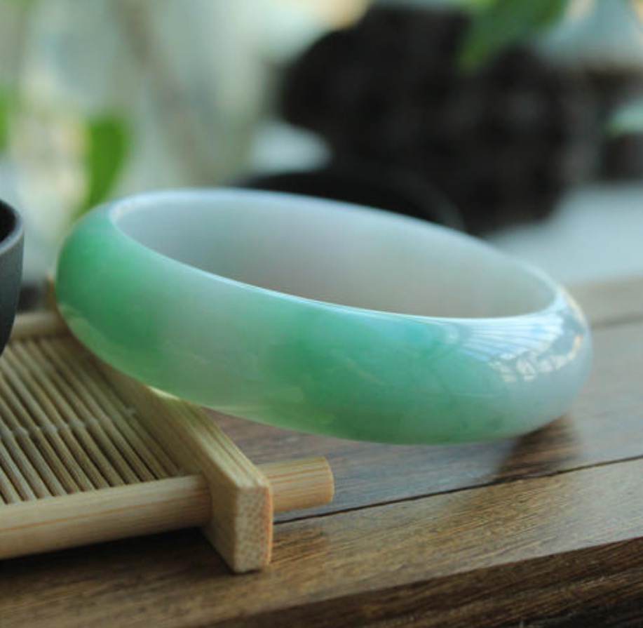 翡翠手镯通常为什么大家都不敢投资翡翠？价格跨度大，评估难度大，款式变化大  第14张