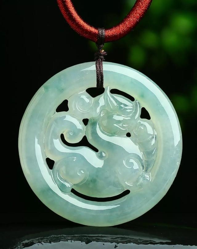 翡翠手镯B货图片你还觉得糯种很廉价吗？它到底什么价位？  第1张