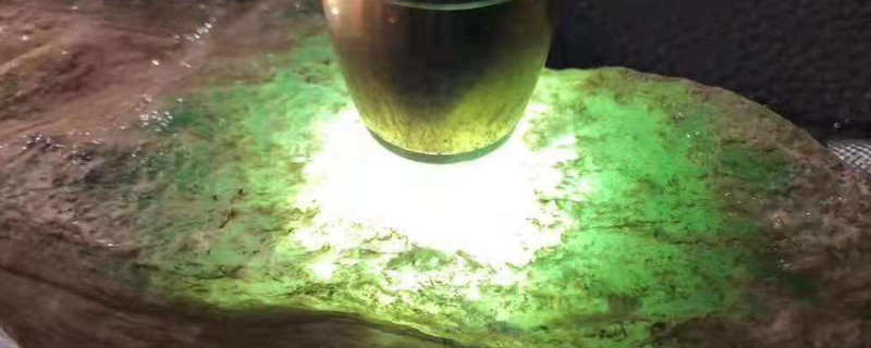 照翡翠的手电筒叫什么 翡翠手电筒怎么挑选   第1张