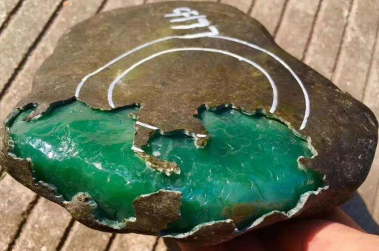 翡翠原石为什么会有皮 翡翠原石外壳怎么去掉   第3张