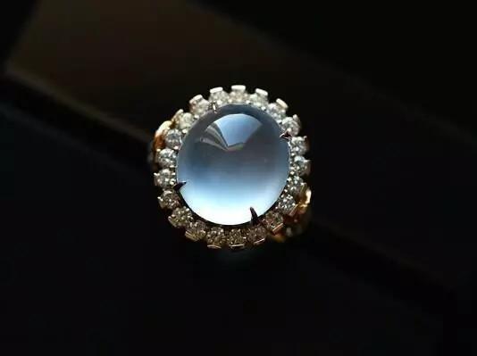 翡翠蛋面戒指镶嵌图片豆绿翡翠值钱吗，玻璃种和冰种哪个好？  第4张