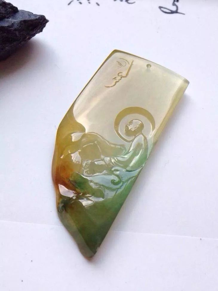 黄加绿翡翠是一种什么样的翡翠？它的价值如何？  第7张