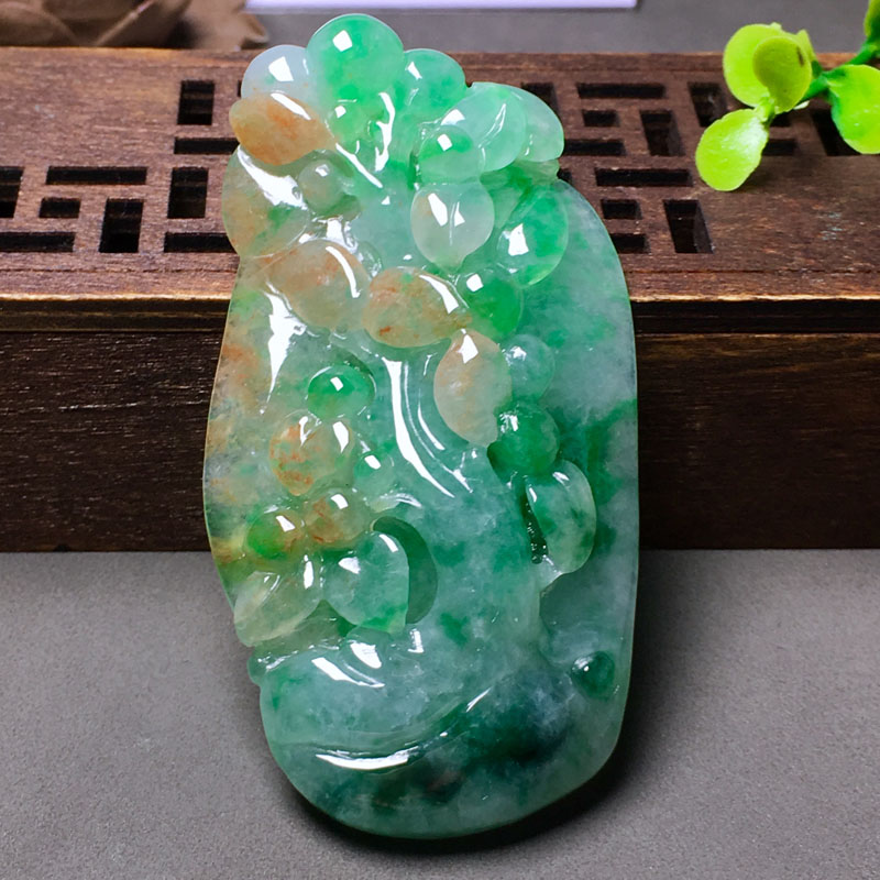 十大翡翠原石一抹绿，一抹紫，春带彩翡翠美翻了  第1张