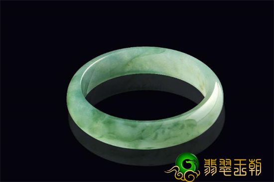 怎么分辨翡翠手镯好坏?如何鉴别翡翠手镯好坏   第2张