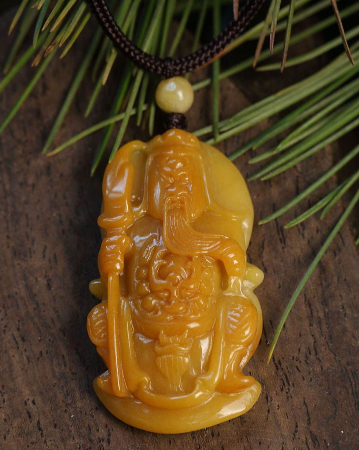 翡翠吊坠的鉴定风格庄严大气，被视为权力和财富的象征，黄翡的价格仍十分实惠  第7张