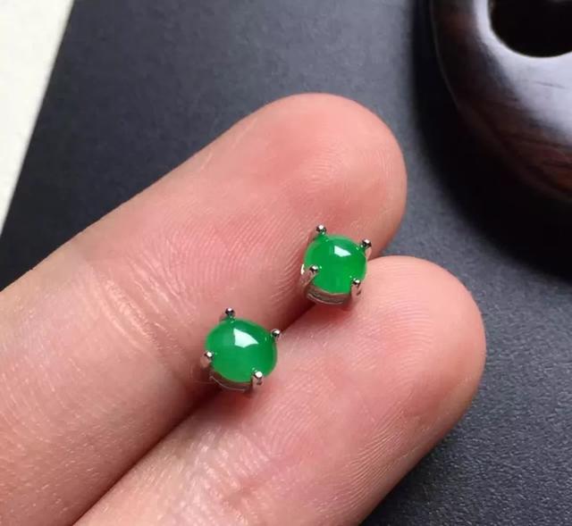 冰蓝翡翠手镯图片阳绿翡翠怎么样？a货阳绿翡翠手镯价格为什么那么贵？  第5张