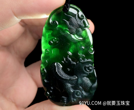 春带彩翡翠原石如何区分墨翠和其他相似的玉石？四种方法很简单 