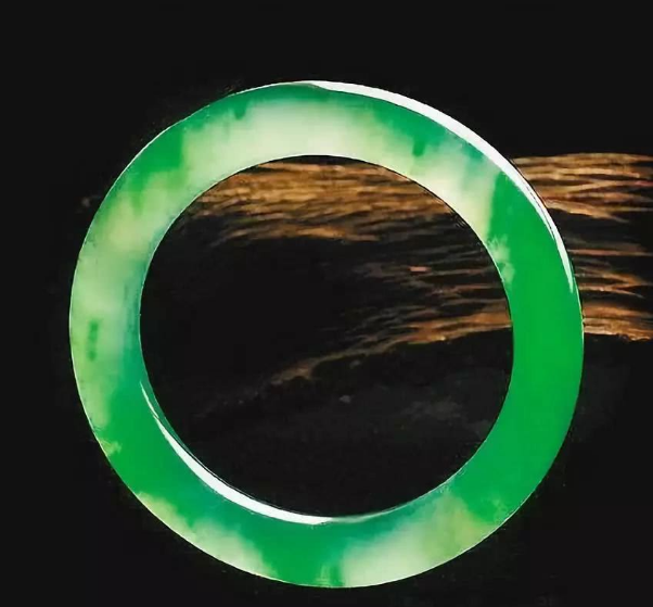 翡翠手镯阳绿飘花今天教朋友们认清翡翠的“三青三水”，买玉不吃亏  第14张