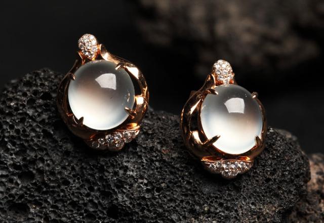 翡翠和玉如何区别未来的翡翠市场行情将会如何变化呢！  第4张