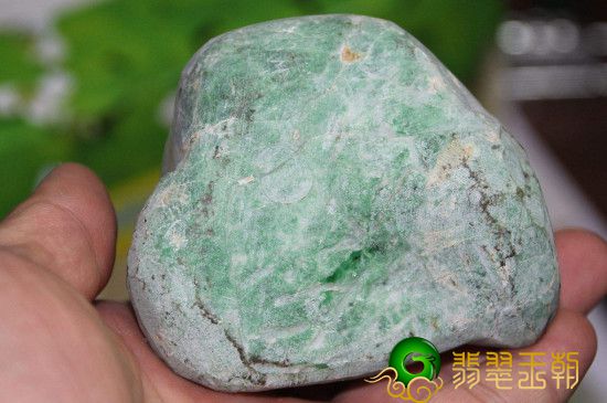 翡翠原石有裂怎么办?应该怎么处理比较好呢?   第2张