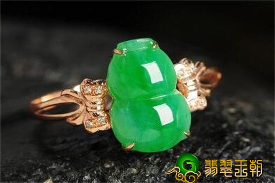翡翠干青玉石柱型耳环翡翠水种是什么？冰种又是什么呢   第2张