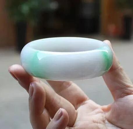 买翡翠，先了解什么是白色跟无色的翡翠品种？  第2张