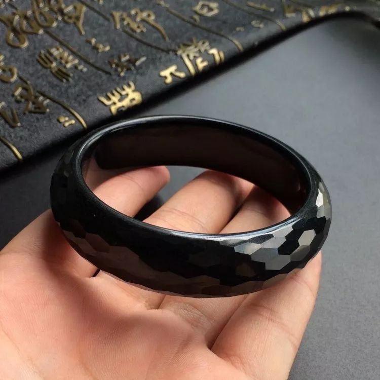 豆阳绿翡翠入手一款墨翠手镯必须要知道的事！影响墨翠手镯价格的因素有这些  第6张