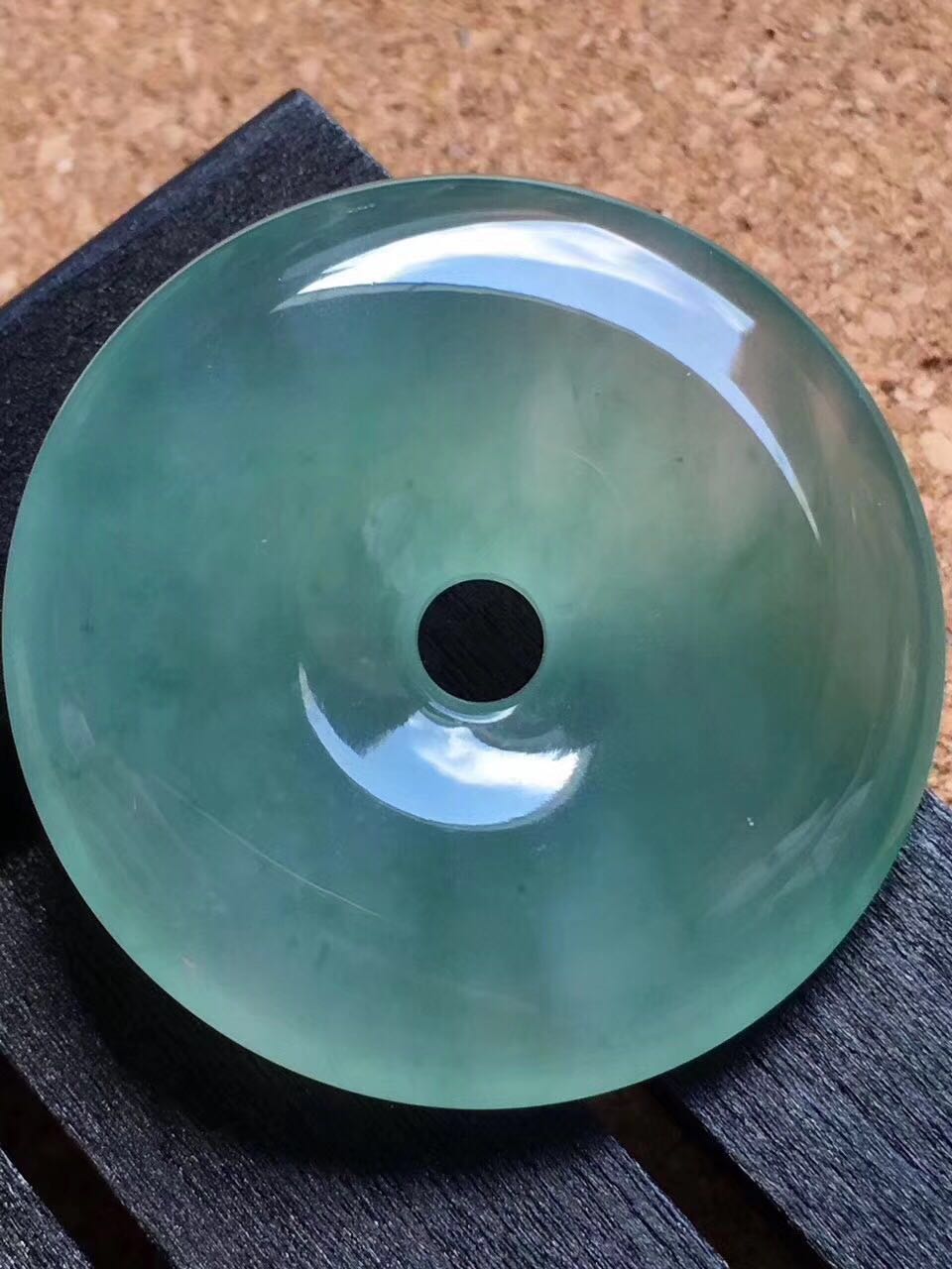 白底绿翡翠平安扣价格「干货分享」新手如何看蓝水翡翠及其价值  第1张