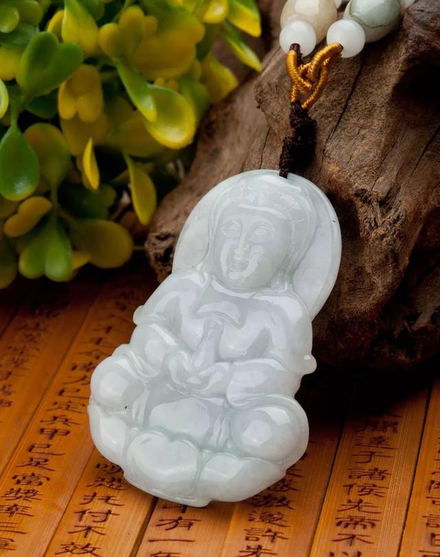 翡翠原石的比重是多少白翡翠观音的价格贵吗？我们应该要怎么挑选？  第3张