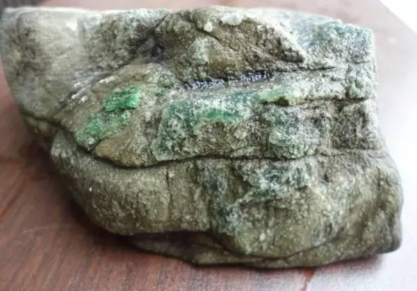 海南黄花梨手串价格翡翠原石之旅，识别翡翠谨记这3条   第1张