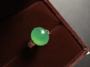 吉安玉器交易冰阳绿戒指蛋面   第1张