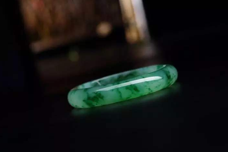 国人的玩玉历史长达七千年，初来乍到的翡翠为什么能后来居上？  第3张