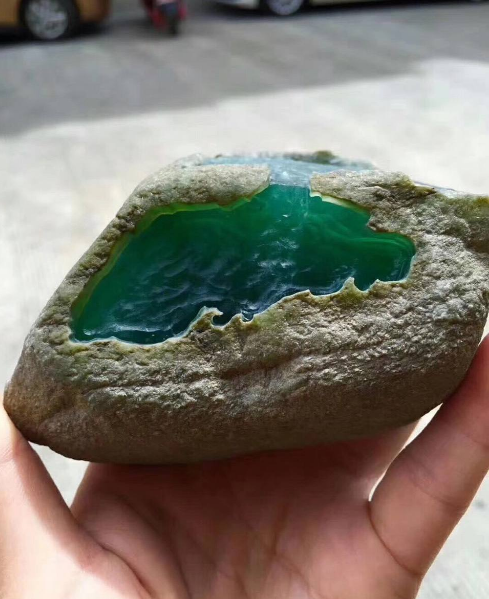 翡翠翡翠原石如何分辨真假？翡翠翡翠原石的识别方法   第1张