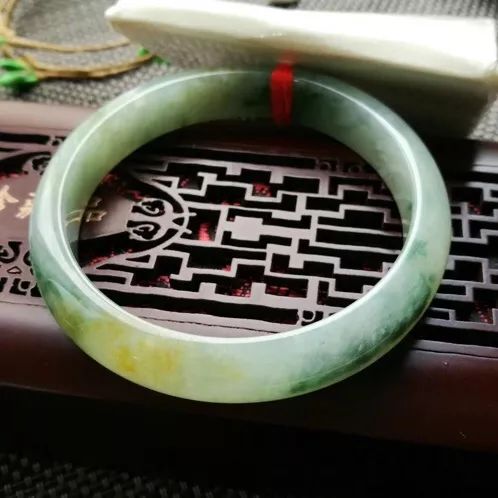 极品翡翠我们该如何看待黄加绿翡翠的市场价格的高低？  第2张