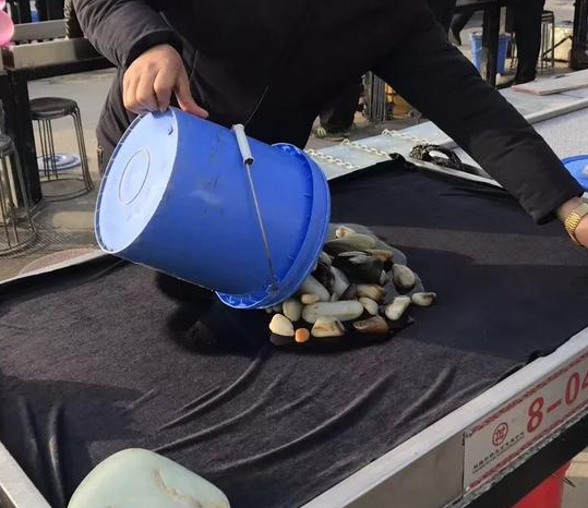 怎么辨别翡翠吊坠真假震撼！2020年和田玉市场前瞻：没想到会是这样的景象  第4张