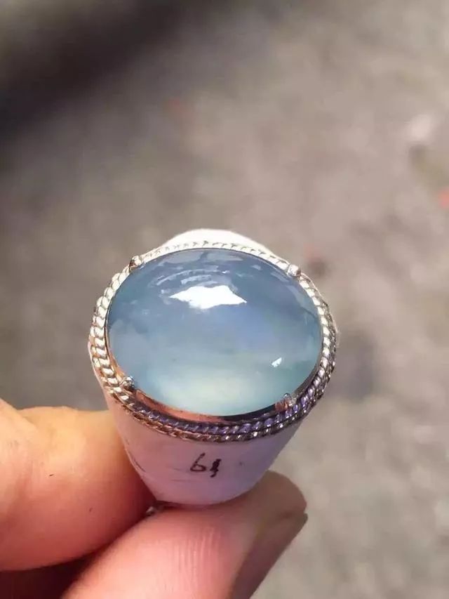 阳绿翡翠手镯圆条蓝水翡翠的价格如何？我们该如何挑选蓝水翡翠？  第8张