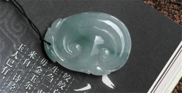 翡翠飘花手镯 水墨翡翠会越戴越透亮吗?原先要那样做......   第3张