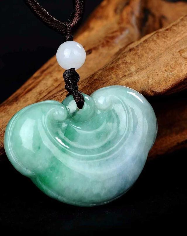 色彩亮丽颜值还高，豆种翡翠的价格让人直呼划算  第2张