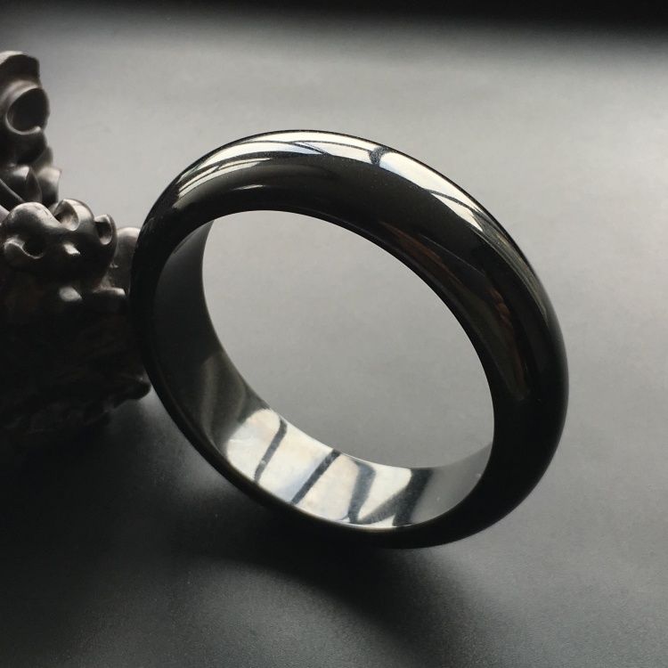 豆阳绿翡翠入手一款墨翠手镯必须要知道的事！影响墨翠手镯价格的因素有这些  第10张