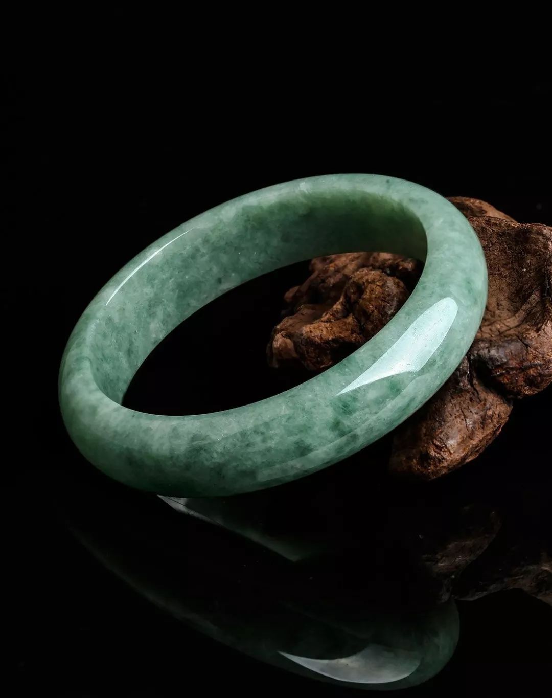 豆种翡翠手镯价格贵吗？快来了解一下豆种翡翠手镯的价格！  第5张