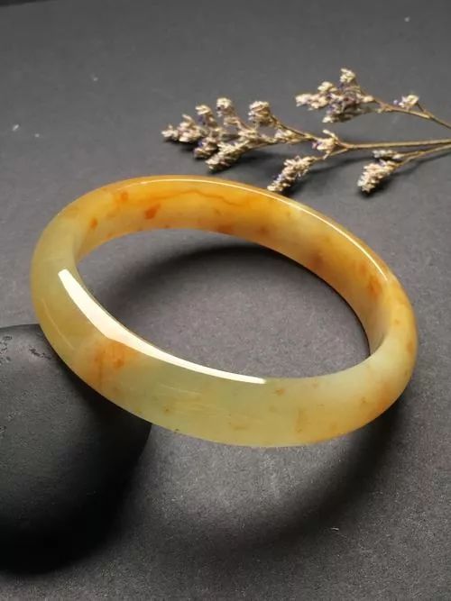 黄翡手镯的价格怎么样？我们该如何挑选翡翠手镯？  第12张