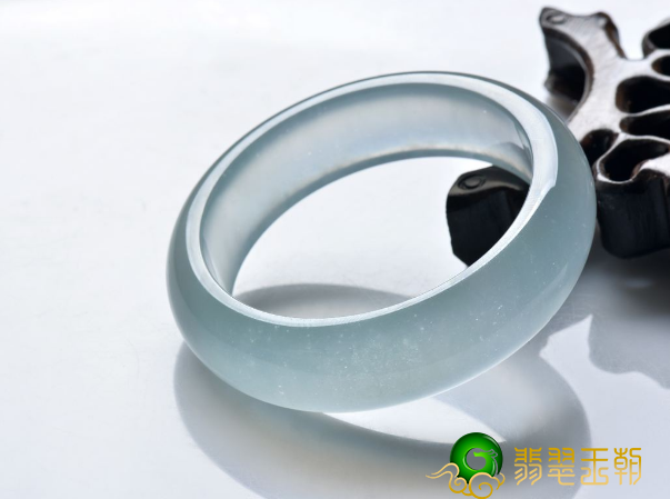 飘花翡翠手镯价格翡翠小白应该怎么挑选翡翠手镯？ 看完这篇文章你就懂了!   第2张