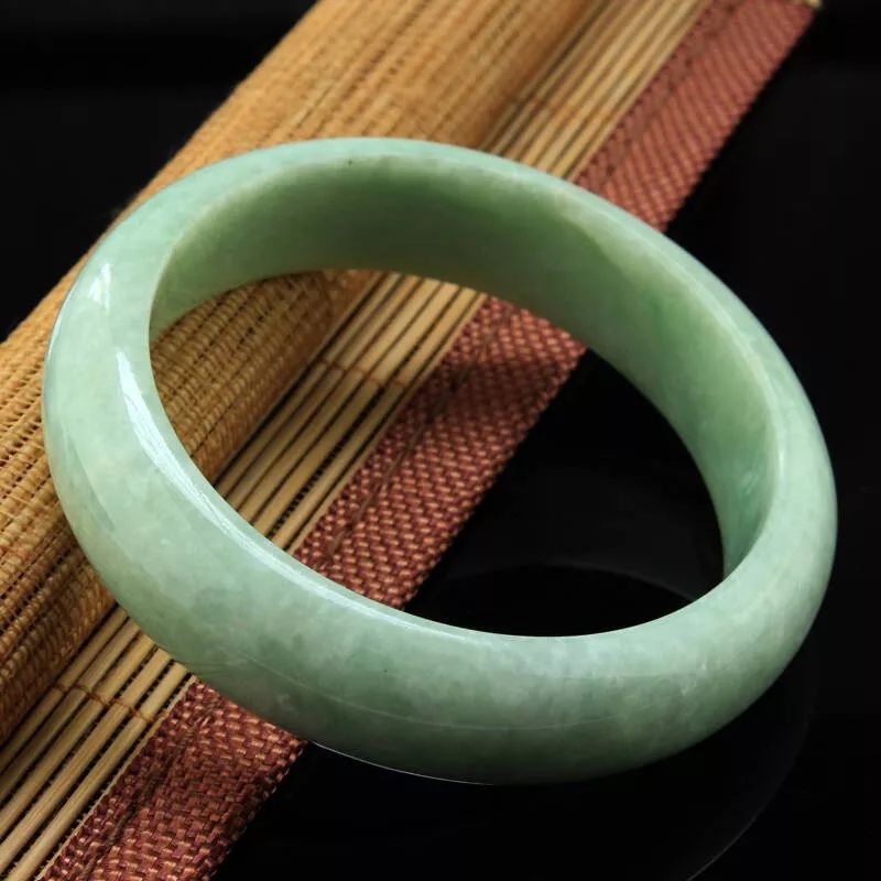豆种翡翠手镯的价格一般是多少？豆种翡翠手镯有哪些种类？  第8张