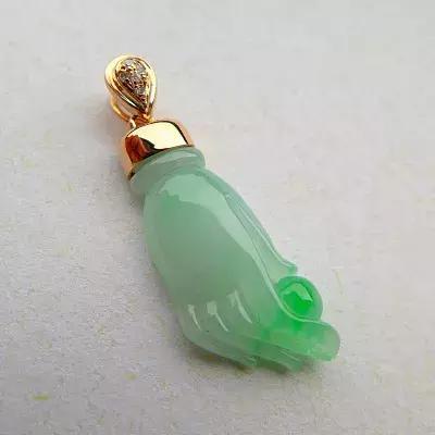 蓝底色翡翠观音图片翡翠佛手的寓意和象征是什么？翡翠佛手适合哪些人佩戴？   第1张