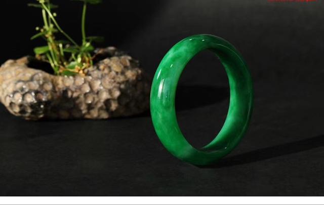 购买和田玉项链翡翠常见的辨别方法  第1张