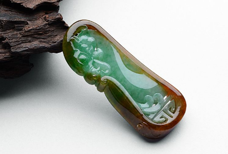 翡翠玉如意吊坠图片常见翡翠挂件的寓意是什么？它们的题材你了解吗？   第1张