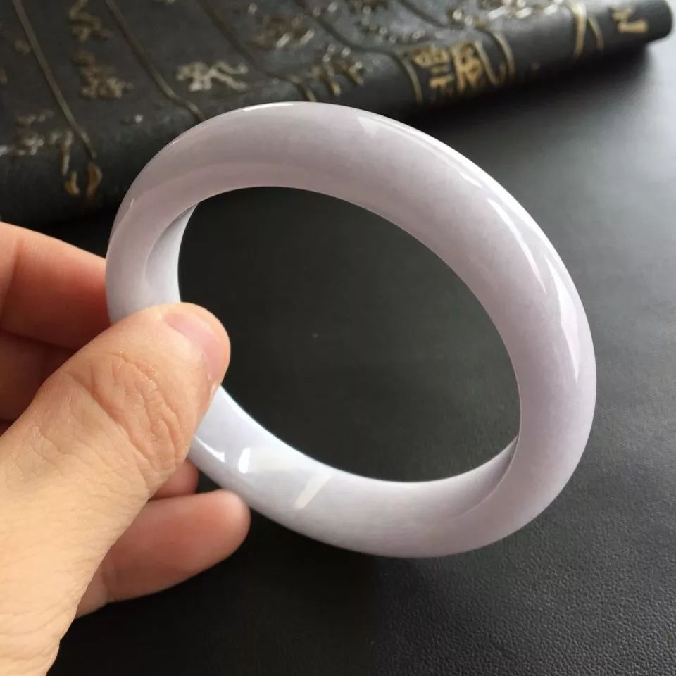 春带彩翡翠手镯价值高吗？为什么它会出现“见光死”现象  第1张