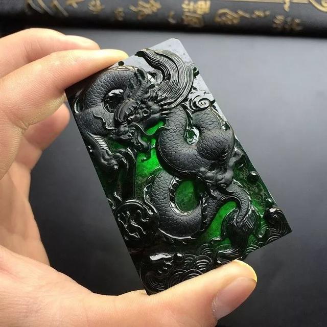 高级翡翠鉴定师绿到发黑的墨翠你见过吗？墨翠挂件的价格如何？  第4张