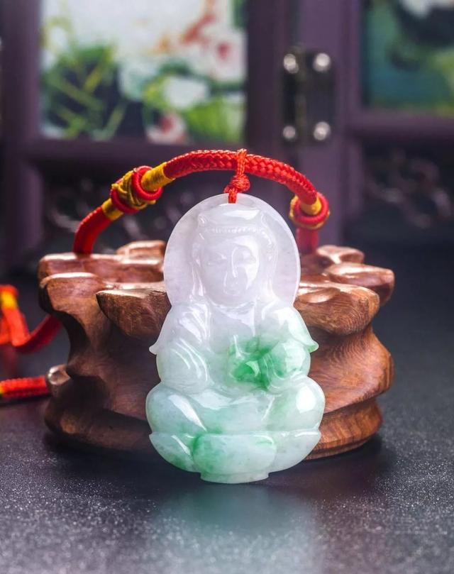 翡翠原石的比重是多少白翡翠观音的价格贵吗？我们应该要怎么挑选？  第5张