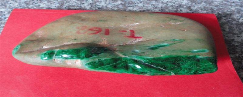 豆种翡翠吊坠图片老坑木那原石皮壳特征   第1张
