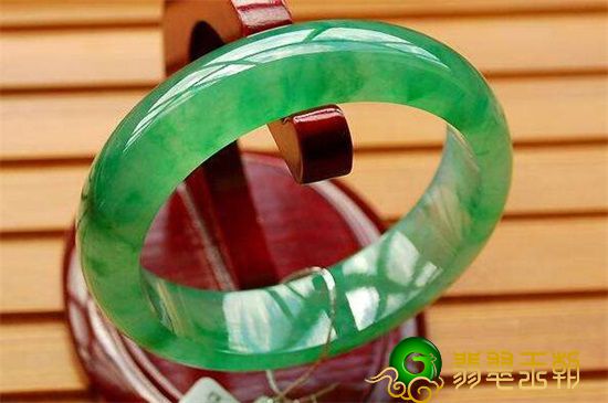 翡翠手镯如何去挑选？怎么样去选购翡翠手镯   第2张