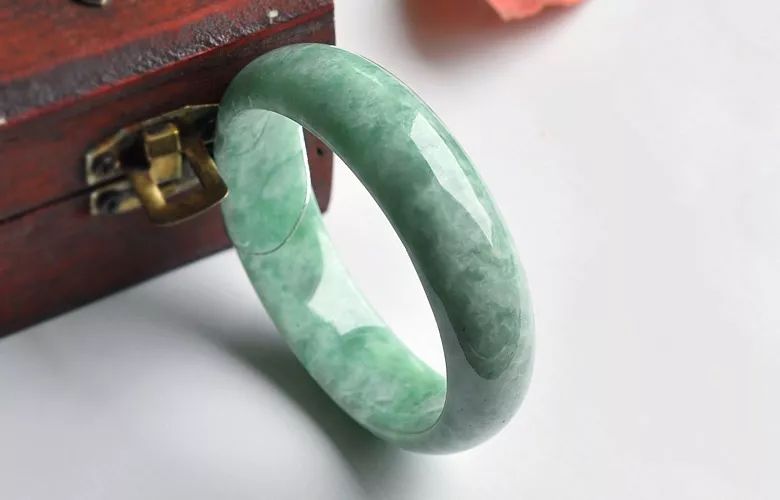 豆种翡翠手镯的价格一般是多少？豆种翡翠手镯有哪些种类？  第4张