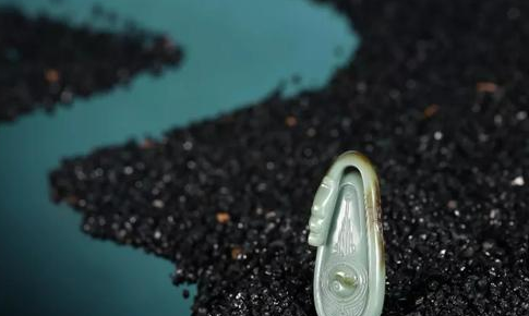 七彩云南翡翠水分疫情下的和田玉市场：市场空荡，货源紧张  第13张