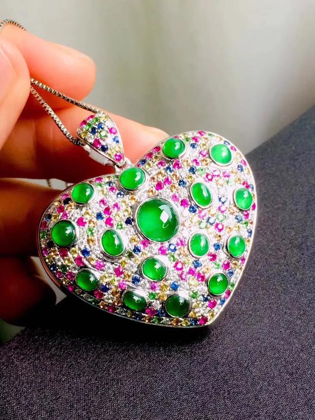 怎么看翡翠老不老A货翡翠便宜到烂大街？如今十几块就能入手？  第2张