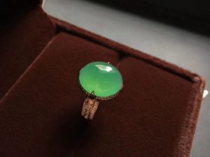 吉安玉器交易冰阳绿戒指蛋面   第2张
