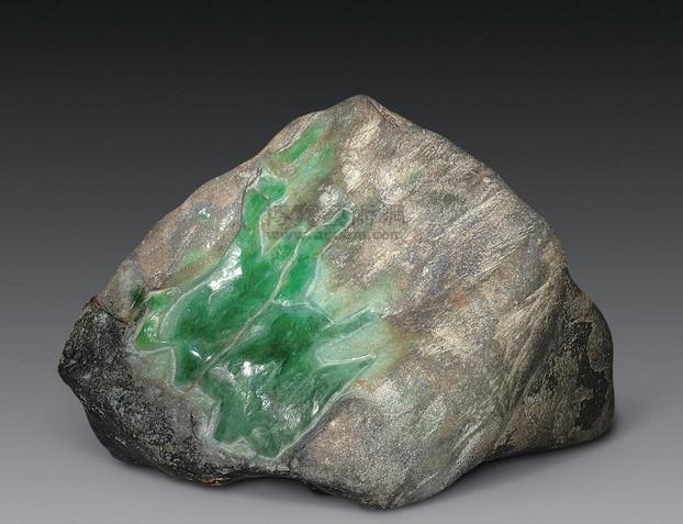 翡翠手镯一半绿一半白价位在多少翡翠原石切割技巧 为什么翡翠原石重在切割   第2张