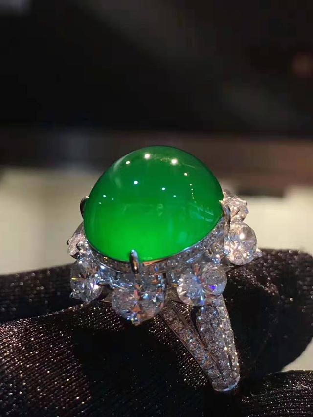 黑翡翠大颗粒手镯翡翠中的极品帝王绿，动不动就是天价，怎么识别才能认清楚呢？  第1张