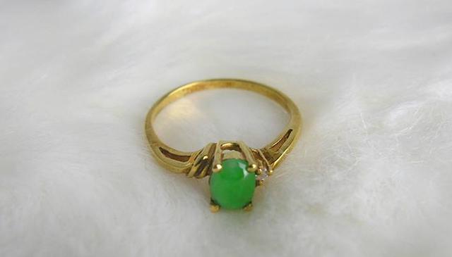 赌石 冰种翡翠翡翠渐渐转入淡季，很多翡翠都开始走向有价无市？  第6张