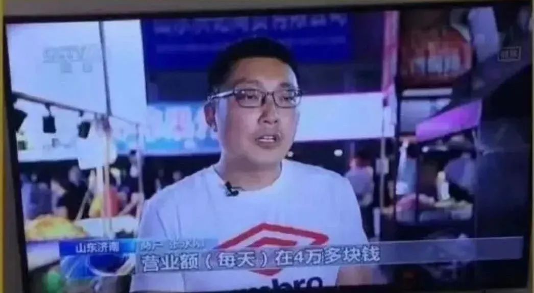 真的翡翠的手镯地摊经济大火，珠宝行业也去摆摊行吗？  第3张