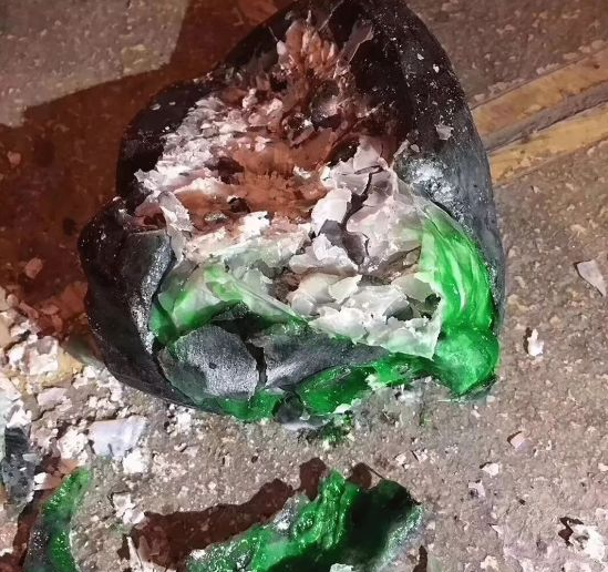 帝王玻璃种翡翠原石图片梦醒了！翡翠市场中玻璃种翡翠原石万中无一  第8张